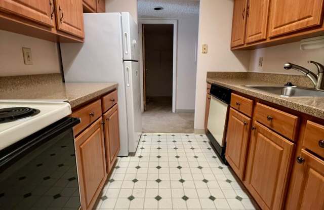 Gorgeous 2-Bedroom Condo at Crum Creek Valley Condominiums! Available NOW!