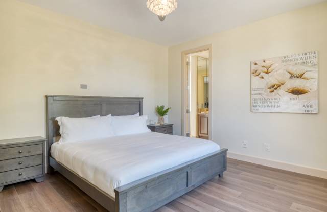 10775 E Sunnyside Dr