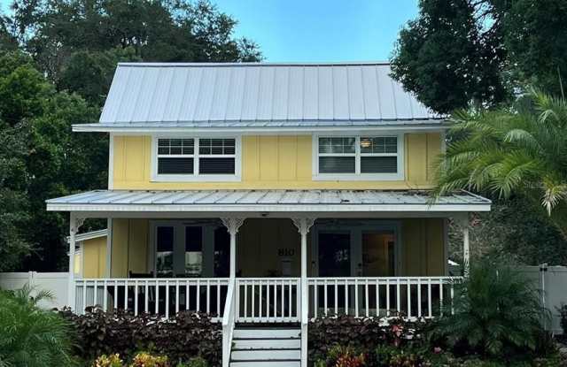 810 N TREMAIN STREET