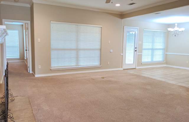 May Move In! 3 Bed 2 Bath In Edelweiss Gartens!