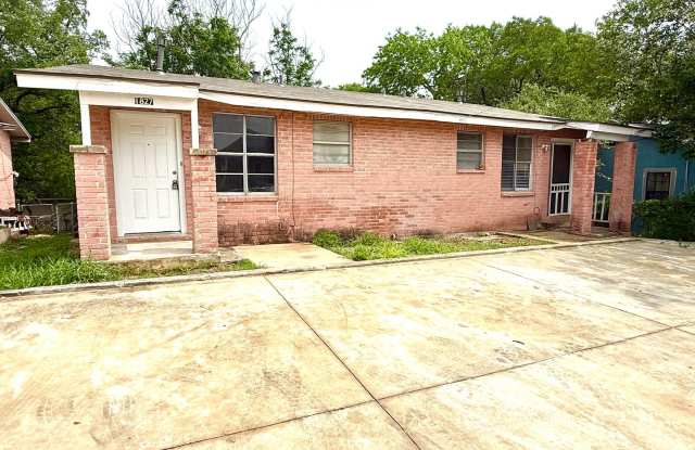 Photo of AVAILABLE NOW! 2 Bedroom / 1 Bath Duplex Near Brooks City Base!