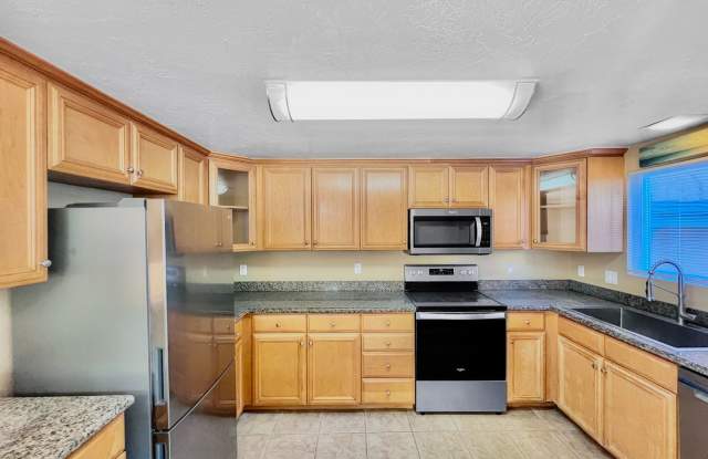 Beautiful 2B/2BA condo w/ Washer/Dryer  Reserved Parking in La Mesa! Move-in Special available!