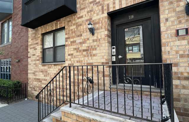 719 MONROE ST