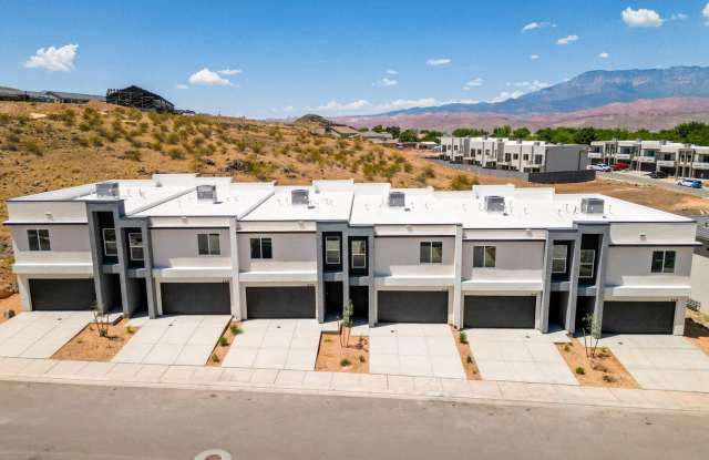 PET FRIENDLY!! HURRICANE TOWNHOME!