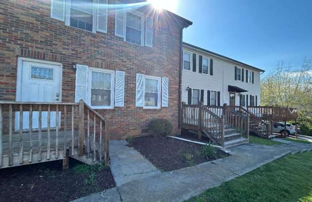 Spacious 3 bed Town Home! - 1310 Knob Creek Road, Johnson City, TN 37604