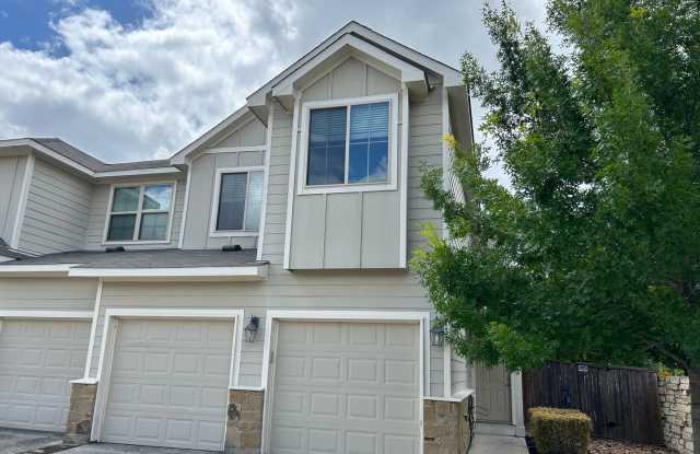 2 Weeks Free Rent 3/2.5/2 Townhome Inside the LOOP! Minutes from Downtown NB  Gruene! Fridge Included / Fenced in Yard! / CISD