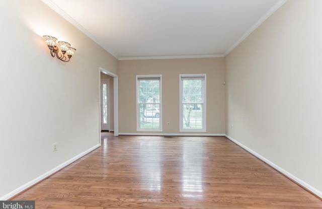 CLOSE TO SHOPPING AND METRO. A MUST SEE!