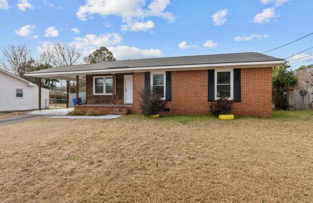 3 Bedroom/2 Bathroom Remodeled with close proximity to Fort Liberty