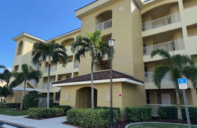 2 bedroom 2 bathroom Condo in Four Mile Cove