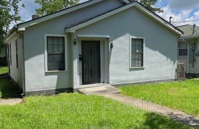 2105 Mirabeau Avenue