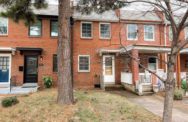 Beautiful 2 Bedroom 1 Bath Townhouse in Fantastic Old Town Location