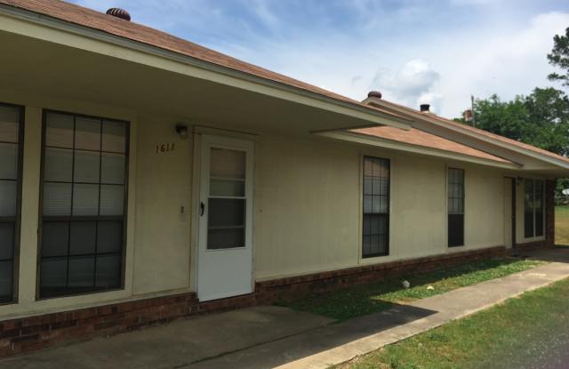 2 Bedroom Duplex on South Z in Fort Smith - 1613 South Z Street, Fort Smith, AR 72901