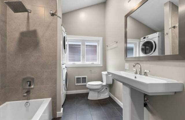 12049 Roosevelt Way Northeast