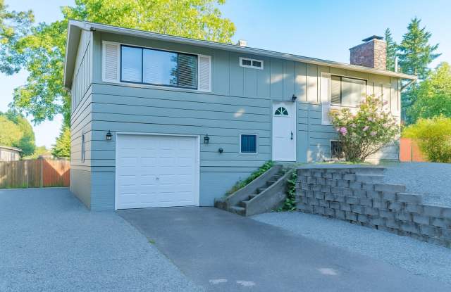 Bright Cozy Home w/ Deck & Yard Near Des Moines Marina