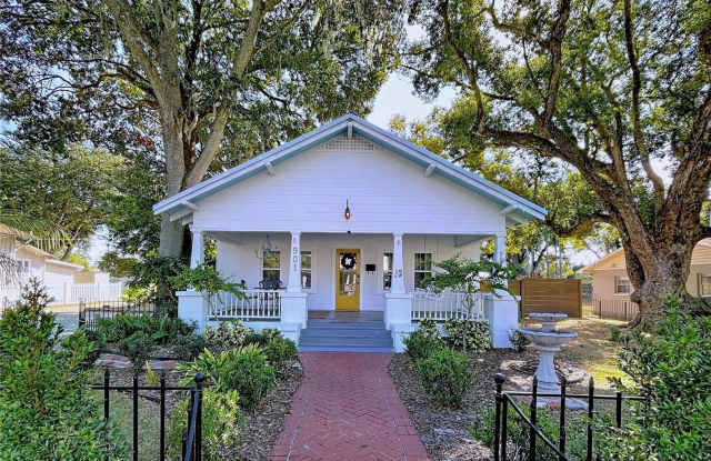 Timeless Home located in the heart of Plant City Historic District