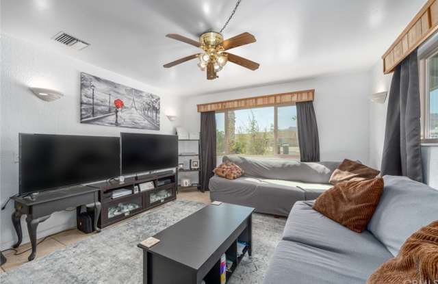 Large 4 Bedroom Home Central 29 Palms