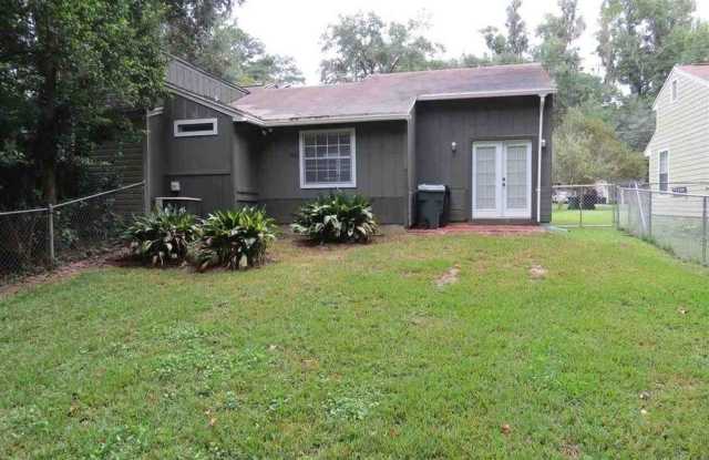 Awesome Townhouse with a Garage!