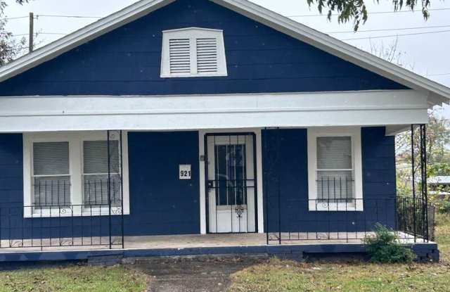 921 4th Ave W