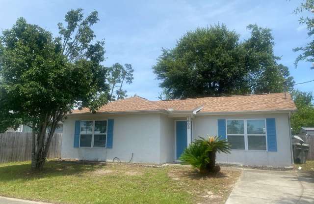 Charming Home in a Quiet Lynn Haven Neighborhood. *1/2 OFF Security Deposit for Active-Duty Military!*