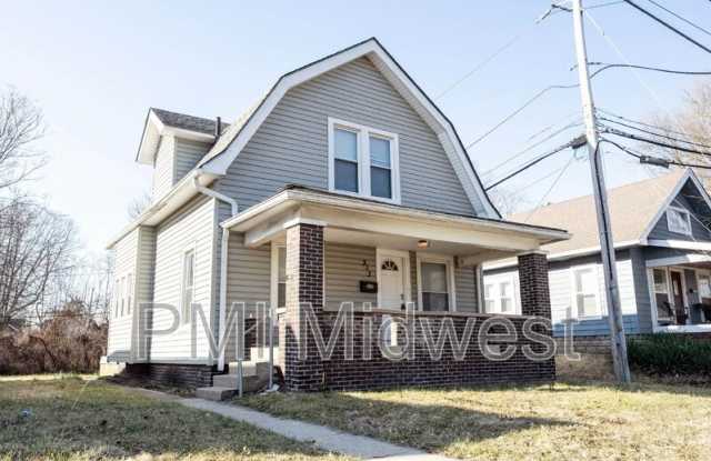 323 W 40th St
