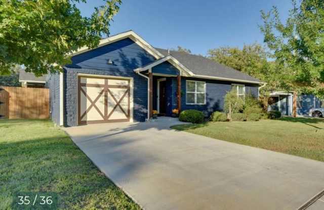 520 W Bluff