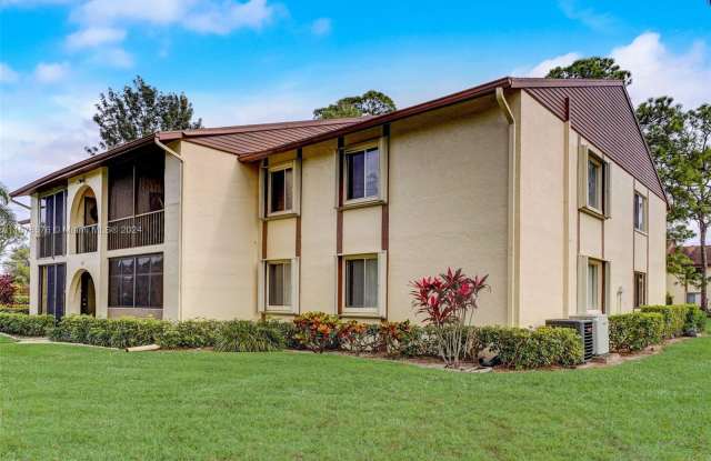 323 Knotty Pine Cir