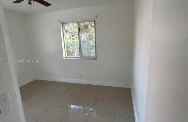 1501 Lauderdale Villa Dr