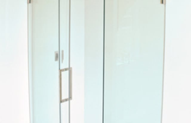 NY Style Townhome 3br/2ba in Gated Community with Garage Parking