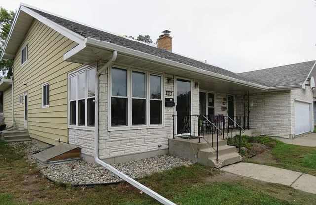 Photo of 2 Bedroom 1.5 Bath Duplex - South Fargo