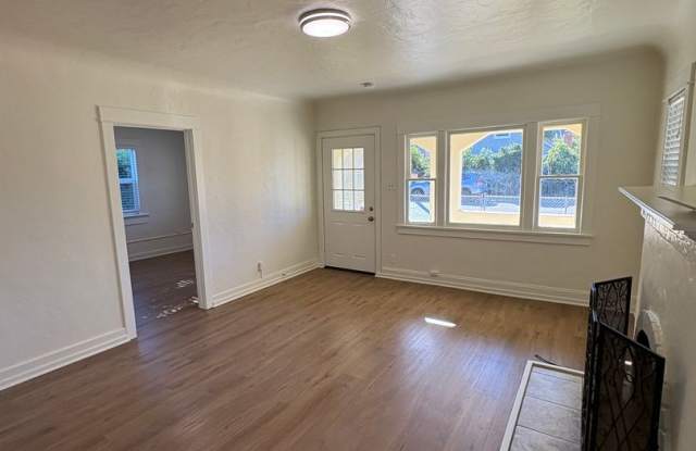 Charming 2+1 House nestled in the heart of Ventura, CA