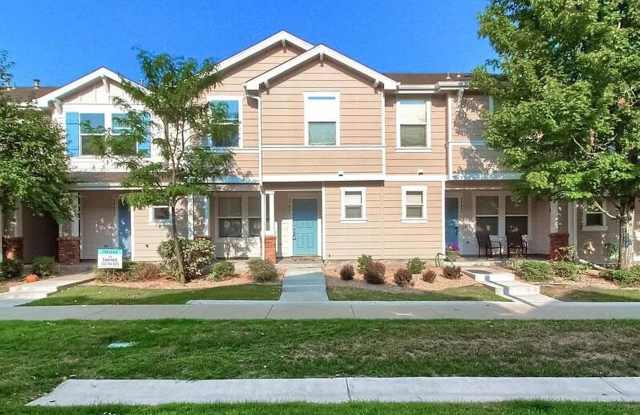 Beautiful 3 bedroom Townhome in Green Valley Ranch