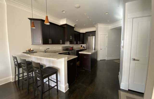 2138 West Roscoe St.