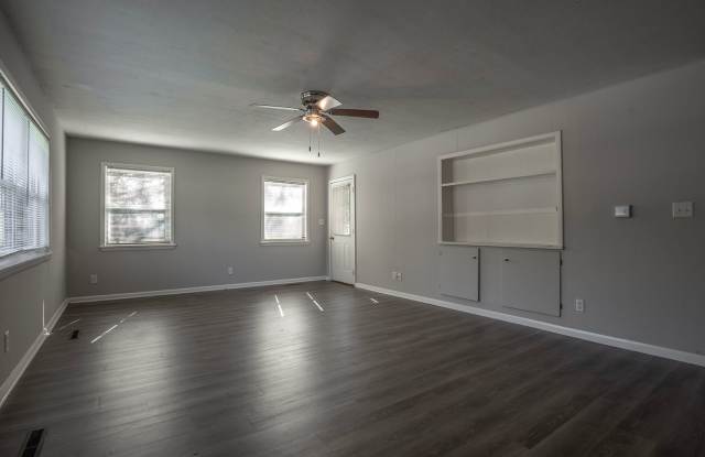 Charming 4 bedroom, 2 bathroom home located in Fayetteville, AR