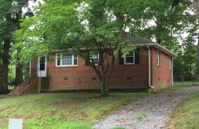 Very Spacious 2 bdrm/1 bth House Located in Henrico's West End!!