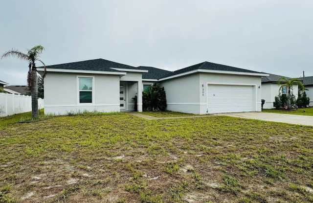 Beautiful New 3-Bedroom Home with Spacious Layout & 2-Car Garage in Poinciana Villages