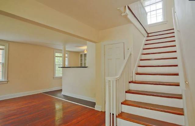 2025-2026 School Year / 8 Bdrm / 3 Bath Steps from UVA Campus UTILITIES INCLUDED