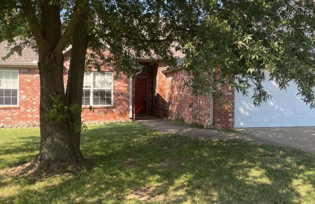 Great home in Centerton convenient to town!