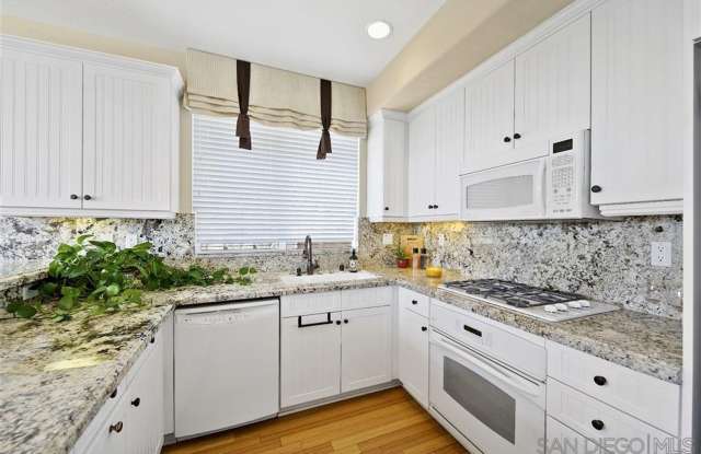 3 Bedroom 3.5 Bathroom Townhouse in Sunset Cove