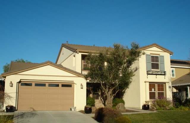 LARGE ROCKLIN HOME WITH 6 BED, 4 FULL BATH,  3 CAR GARAGE.