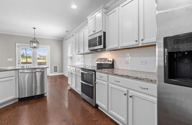 4 Bedroom in Mimosa Bay with BONUS and BOAT ACCESS!