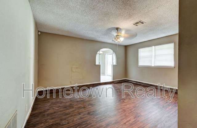 207 W Shadywood Drive