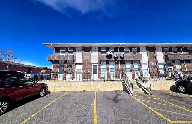 Charming 2-Bedroom, 2-Bath Townhome-Style Unit in Edgewater