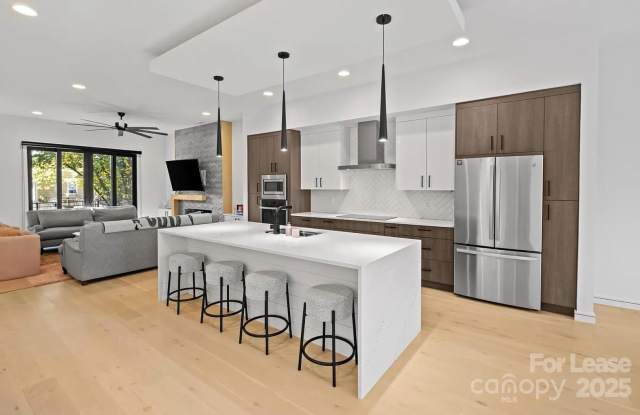 Photo of 2712 N Davidson Street