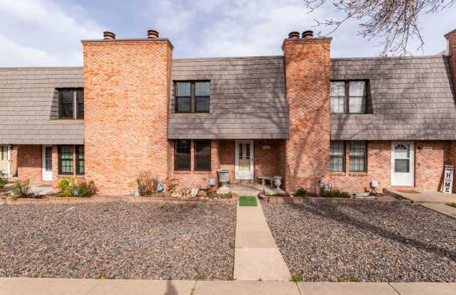 Beautifully Maintained Townhome with Fantastic Amenities