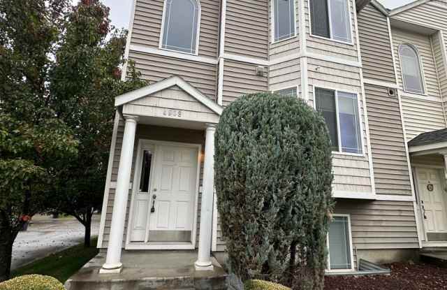 MOVE IN SPECIAL! Spacious 2 bed/2.5 bath with bonus room townhome off Road 68