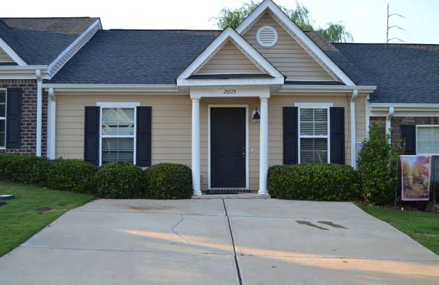 2605 York St, Augusta, GA - Cute 2 Bedroom Townhome - Near shopping & Restaurants - I-20 & Washington Rd