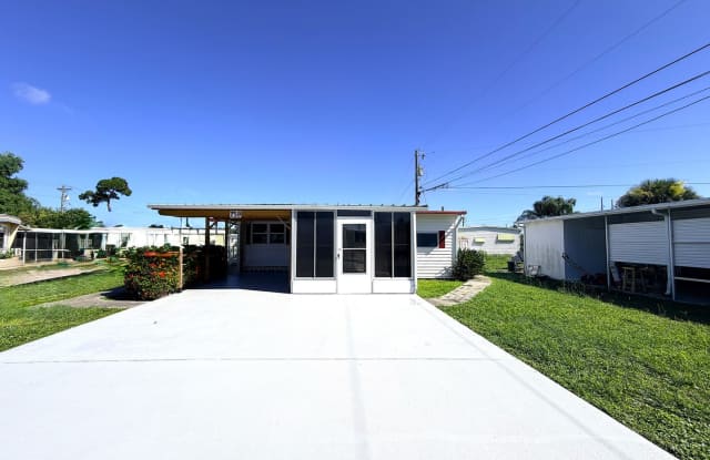 FIRST MONTH RENT FREE! 2/1.5 IN N. FT. MYERS QUIET COMMUNITY!