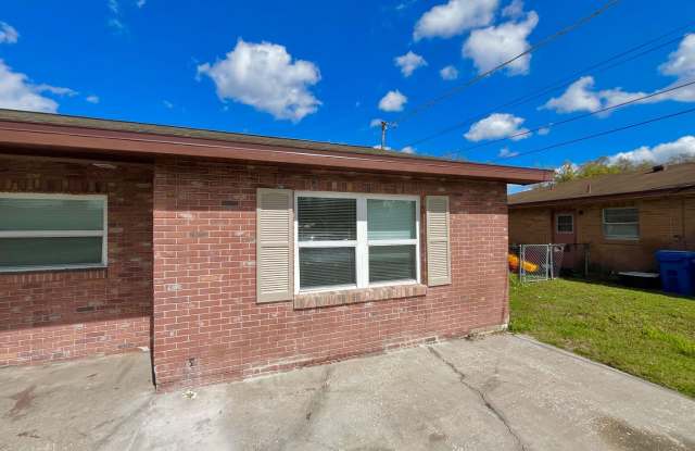 ***Rent Special - 50% off of First Month's Rent*** 2 Bedroom / 1 Bathroom Duplex in Winter Haven