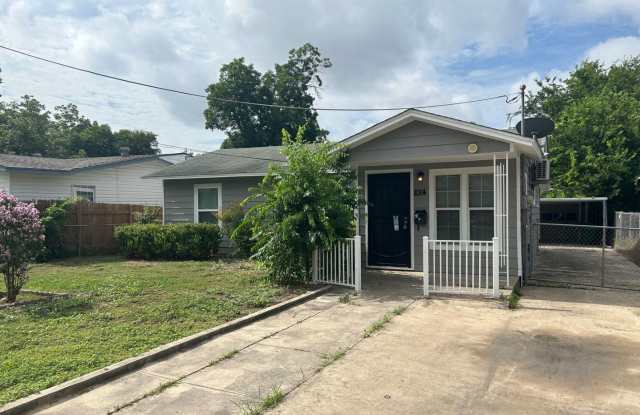 Charming 4 Bed, 3 Bath Home + Bonus 1 Bed/1 Bath Casita!