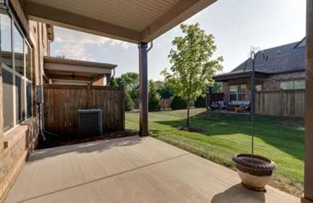 Hendersonville Townhouse - Great location!